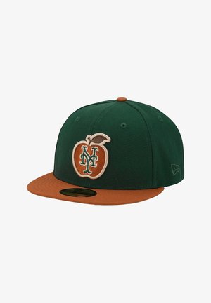 Groene pet met een bruine klep, voorzien van een geborduurd oranje appel-logo en "NY" in het groen, gemaakt van textuurstof.