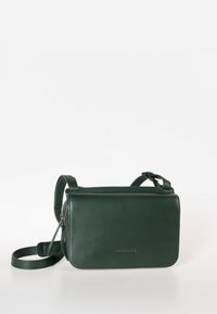 Borsa a tracolla in pelle verde con forma rettangolare, chiusura con zip, tracolla regolabile e superficie liscia. Marchio discreto sul davanti.