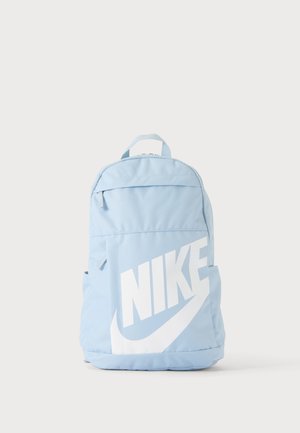 Svetlomodrý batoh Nike s veľkým bielym logom vpredu, so zipsovými priehradkami a bočnými vreckami, postojačky na jednoduchom pozadí.