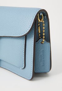COACH TABBY CHAIN CLUTCH - Delninukė - blue