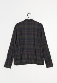 Langarm, geruite overhemd in donkergroen, marineblauw en bordeauxrood. Vrouwelijk stof met een relaxte pasvorm en open kraag ontwerp. Heeft een rechte zoom.