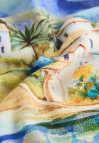 Material colorat și ușor, cu un model floral și peisaj. Prezintă o textură moale, transparentă, cu detalii intricate ale copacilor de palmier și clădirilor.