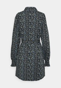 Vestido preto com um padrão floral em azul e verde. Apresenta um colarinho, mangas bufantes longas e uma cintura cintada. Textura de tecido suave.