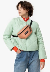 Eastpak SPRINGER - Ledvinka - silk peach