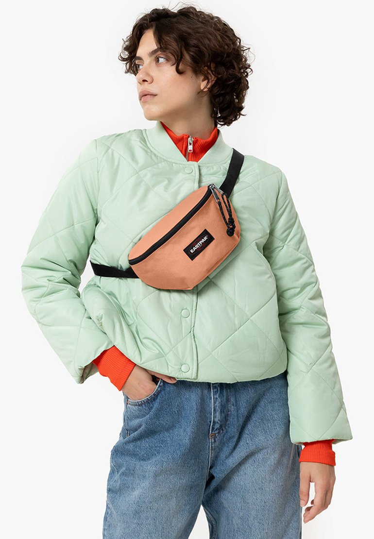 Eastpak SPRINGER - Ledvinka - silk peach