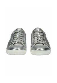 Sneakers argentati metallici con una superficie liscia, allacciatura frontale e suole in gomma bianca. Presentano un delicato dettaglio del logo vicino ai lacci.