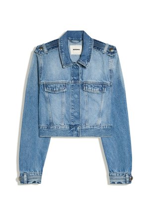 Beskåret blå denimjakke med knap-lukkede brystlommer med klapper, knapmanchetter og krave, lagt fladt på en hvid baggrund.