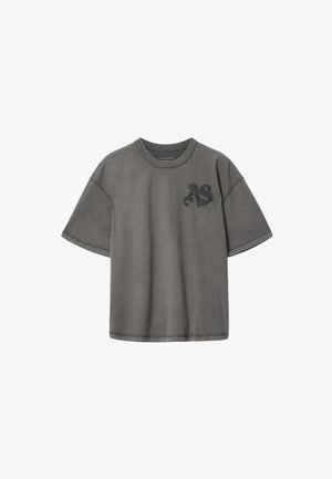 Graues übergroßes T-Shirt mit kurzen Ärmeln, schwarzem gesticktem "AS"-Logo auf der linken Brust und geripptem Rundhalsausschnitt.