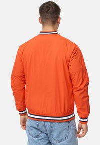 INDICODE JEANS ÜBERGANGS INGILLIAN - Bomberjakke - cherry tomato