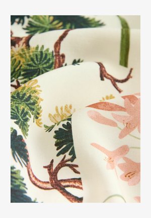 Stof met bloemen- en loofpatronen in groen, roze en geel op een crème achtergrond, met een soepele textuur en gedetailleerde ontwerpen.