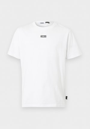 Witte T-shirt met korte mouwen en een zwarte "GCDS"-logo centraal onder de ronde halslijn, met een klein zwart label aan de linkerkant van de zoom.