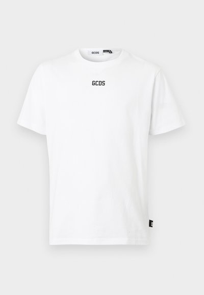 Άσπρο κοντομάνικο T-shirt με μαύρο λογότυπο "GCDS" τοποθετημένο στο κέντρο κάτω από το στρογγυλό λαιμόκοψη και μια μικρή μαύρη ετικέτα στη ραφή στην αριστερή πλευρά.