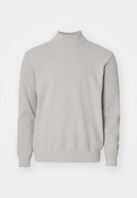 Pull col roulé gris clair en maille côtelée texturée, à manches longues et silhouette ajustée, avec un col montant.