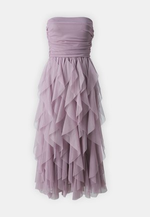 Lilac strapless mekko, jossa on rypistetty yläosa ja kerroksellinen rypytetty tüllihame. Ominaisuudet sisältävät kevyen ja virtaavan rakenteen sekä kerroksittaisen kankaan muotoilun.