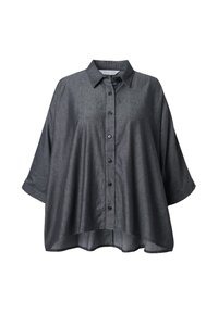 Dunkelgrauem Hemd mit weitem Dreiviertelarm und locker-fließendem Schnitt, mit klassischem Kragen und asymmetrischem Saum.
