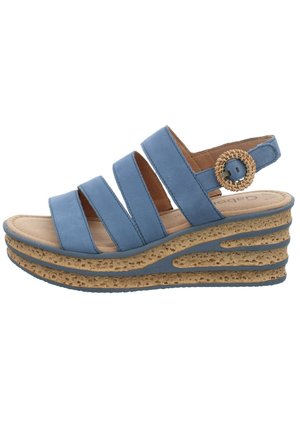 Blauwe leren sleehak sandalen met drie brede banden, een textuur van kurken middenzool en een ronde gevlochten detail op de verstelbare hielriem.