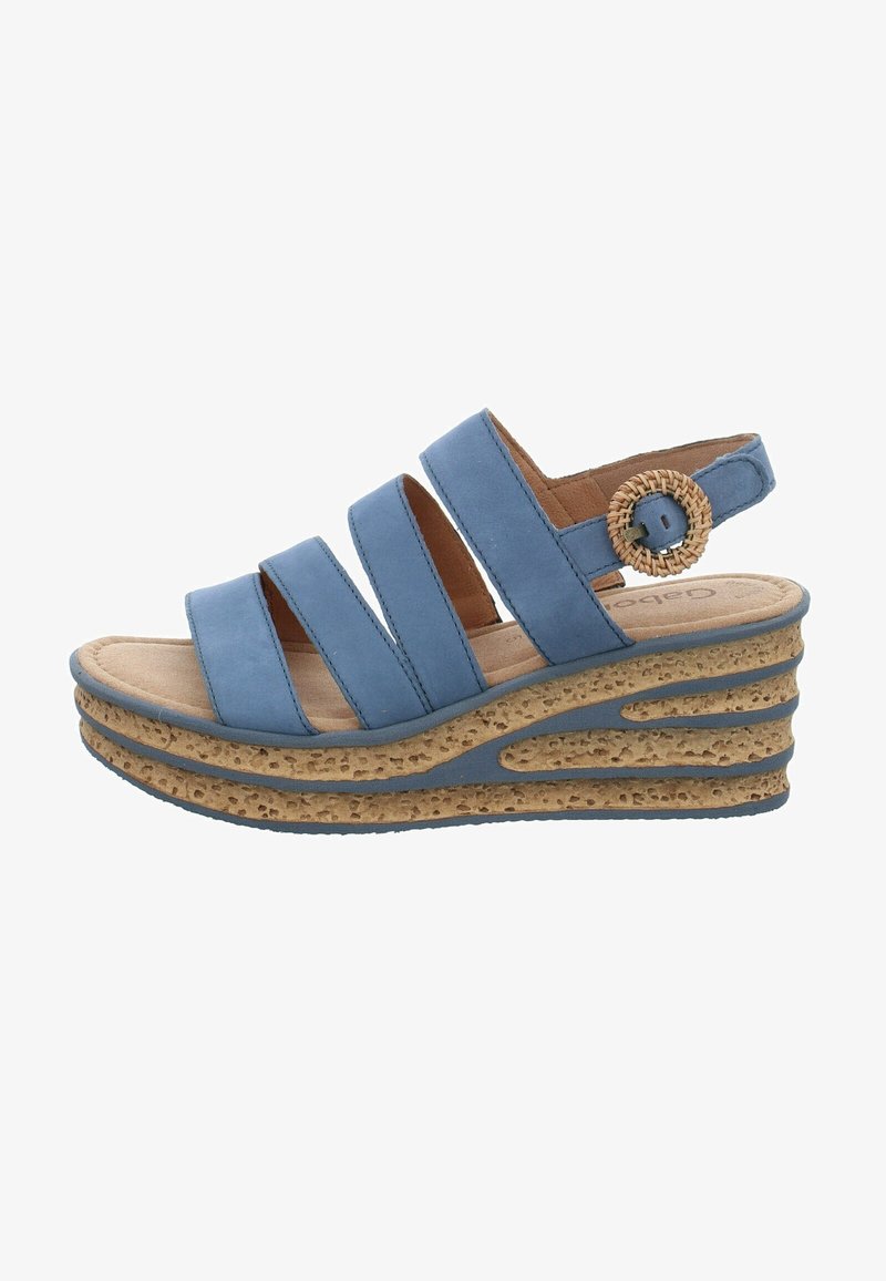 Sandales compensées en cuir bleu avec trois larges brides, semelle intermédiaire en liège texturé et un détail rond tressé sur la bride réglable au talon.
