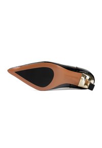 Escarpin noir à bout pointu avec texture crocodile, garnitures en métal doré à l'arrière, et semelle extérieure beige lisse avec une partie texturée.