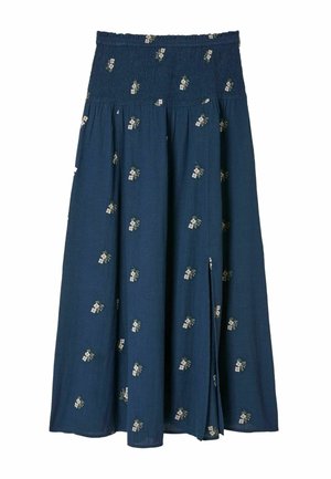 Modrá midi sukňa s nariaseným pásom a drobnými bielymi kvetinovými vzormi rozptýlenými po celej látke.