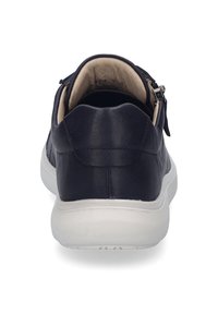 Chaussure en cuir marine avec une texture lisse, une forme arrondie, une semelle en caoutchouc blanche et une fermeture éclair sur le côté pour un enfilage facile.