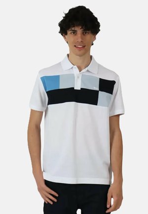 Hvid polo skjorte med et farveblokdesign bestående af lyseblå, grå og sorte sektioner på brystet. Korte ærmer og en klassisk krave.