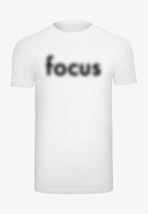 Witte katoenen t-shirt met korte mouwen, voorzien van het woord "focus" in een vervaagde zwarte lettertype op de borst. Eenvoudig, onopgesmukt ontwerp.