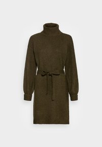 Strickkleid in dunkelolivgrün, mit einem hohen Rollkragen, langen Puffärmeln, einer taillierten Taille mit einem Bindegürtel und gerippten Bündchen.