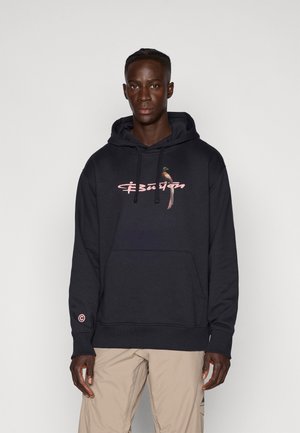Svart hoodie med en framficka och dragsko på huvan, med rosa grafisk text och en färgglad fågelillustration på bröstet.