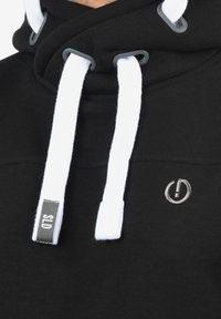 Zwarte hoodie met een aansluitend ontwerp, voorzien van witte katoenen trekkoorden, grijze oogjes en een klein grijs logo. Zachte textuur en casual stijl.