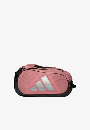 Sportliche Reisetasche in Pink und Schwarz mit einem großen silbernen geometrischen Logo an der Seite und verstellbarem Schultergurt.