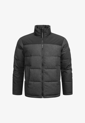 Chaqueta acolchada en gris oscuro con hombros negros, un cuello alto y un cierre frontal con cremallera. Presenta un textura acolchada y dos bolsillos laterales.