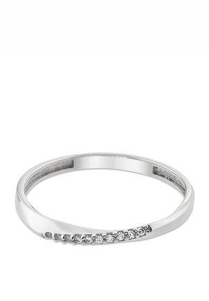 Bague en argent sterling avec un anneau lisse et une ligne courbée de petites pierres claires sur un côté, avec une finition polie.