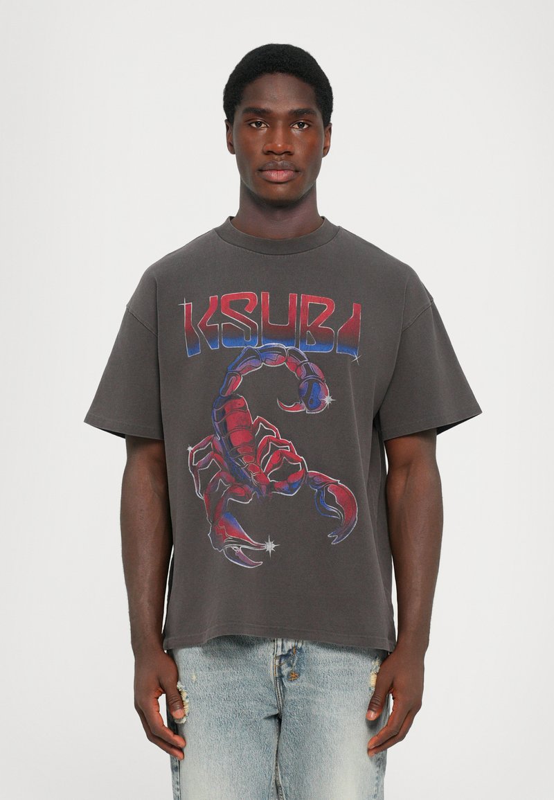 Graues, übergroßes T-Shirt mit einem roten und blauen Skorpion-Motiv und "KSUBI"-Text. Weicher Baumwollstoff mit lockerer Passform.