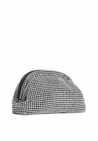 Hopeakimalleinen clutch-laukku, jossa on kaareva muoto, vetskari suljenta ja teksturoitu pinta pienistä, heijastavista neliösequeeneistä.