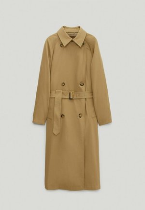 Beige trenchcoat met dubbele rij knopen, een ceintuur in de taille en een klassieke kraag. Gemaakt van glad, duurzaam stof en voorzien van lange mouwen.