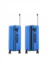 Maleta rígida azul con acentos negros, doble cremallera, asa lateral y asa telescópica. Cuenta con cuatro ruedas para mayor movilidad.