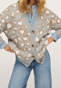 Cardigan grigio chiaro con stampa leopardata marrone e bianca, caratterizzato da grandi bottoni e una vestibilità comoda. Tessuto leggero e morbido.