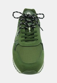 Scarpa sportiva verde realizzata in materiali in rete e suede. Presenta lacci a strisce nere e bianche, suola bianca a contrasto e dettaglio del logo.