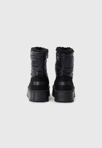 Bottes d'hiver noires avec un design rembourré, une bordure en fausse fourrure, des semelles en caoutchouc texturé et une fermeture éclair à l'arrière pour un enfilage facile.