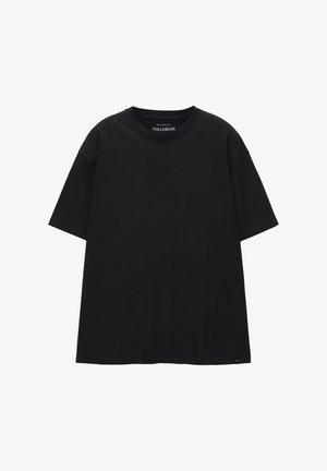 Black relaxed-fit t-shirt made of cotton. Features a crew neckline, short sleeves, and a simple design without patterns or accents.