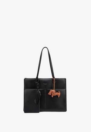 Sac fourre-tout en cuir noir avec de longues poignées, pochette assortie attachée, et breloque porte-clés en cuir marron en forme de chien.