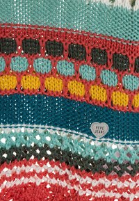 Wielokolorowa dzianina z wzorami w turkusowym, czerwonym, żółtym i zielonym kolorze; z srebrną zawieszką w kształcie serca z napisem "PEPE JEANS".
