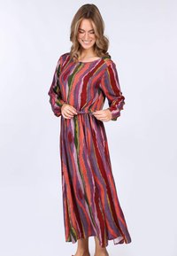 Langes, gemustertes Kleid mit bunten Streifen in Rot, Pink, Grün und Lila. Hergestellt aus einem leichten Stoff, mit langen Ärmeln und einem Bindegürtel in der Taille.