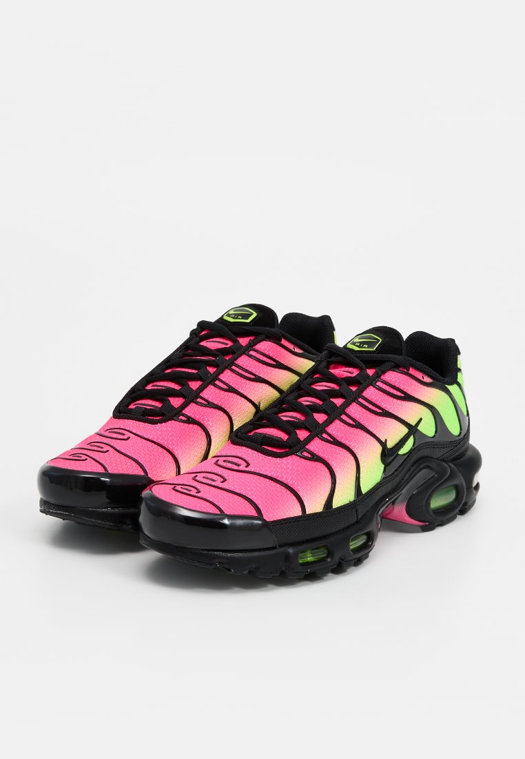 Paire de baskets Nike Air Max avec tiges à dégradé rose et vert, accents noirs, et semelles à coussin d'air visibles inclinées vers la droite.
