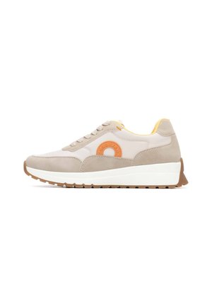 Zapatilla beige con parte superior de ante y malla, detalle circular naranja, diseño con cordones y media suela blanca con suela de goma marrón.