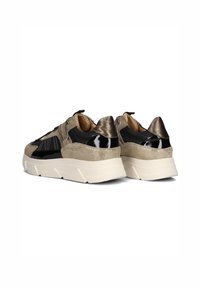 Chunky sneakers met een zwart en beige ontwerp, gekenmerkt door een mix van suede, lakleer en textuuraccenten op een witte platformzool.