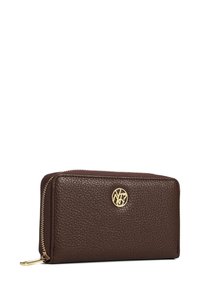 Portafoglio in pelle marrone con superficie testurizzata, caratterizzato da un accento dorato del logo e una chiusura con zip. Forma rettangolare compatta.