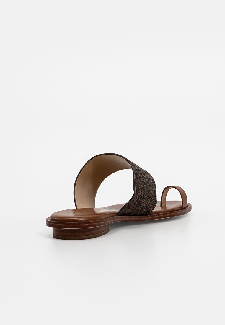 SANDALES EN CUIR MARRON AVEC UNE BANDE EN TISSU TEXTURÉ, OUVERTES À L'AVANT, ET UN PETIT TALON EN BOIS. DESIGN SIMPLE ET MINIMALISTE.