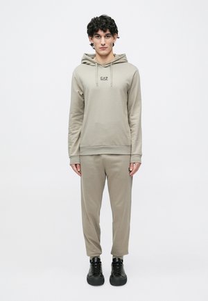 TRAIN CORE - Chándal - roasted cashew