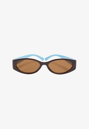 Brązowe owalne okulary przeciwsłoneczne z jasnoniebieskimi zausznikami na białym tle.